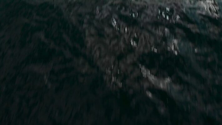 산업 바다 컬러 여행 교통시설 자연 하늘 항해 안테나 풍경 사람없음 물 여름 파란색 검은색 일몰 화물 만 보트 크루즈 무역 함선 상업 해적 갸우뚱 추적 우크라이나 수평선 접근 오데사 4K MP4 해외동영상 클립영상 자연요소 계절 유럽 교통 배_교통 통신 모션 노을 운송업 도둑 시설 생태계 동영상 파일형식