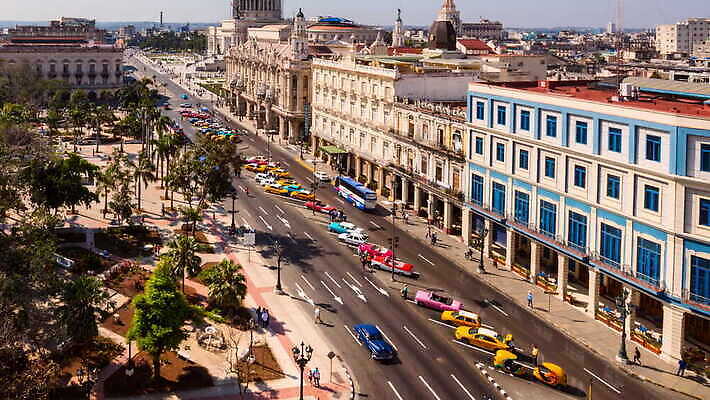 나무 건축양식 하늘 사람없음 야외 관광지 하이앵글 도시풍경 쿠바 연립주택 아바나 4K 타임랩스 MOV 해외동영상 클립영상 식물 건축 뷰포인트 여행 주택 촬영기법 풍경 도시 중앙아메리카 동영상 파일형식