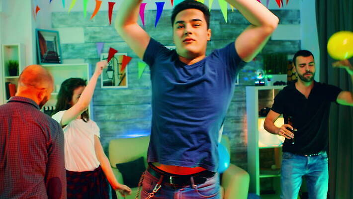 학생 여자 남자 음료 음악 거실 모션 탁자 휴가 아파트 주택 함께함 사람 성인 사람없음 컵 친구 파티 우정 기쁨 모임 축하 춤 그룹 닫기 야간 흥분 디스코 네온 주말 나눔 유흥 사교적 4K MOV 해외동영상 클립영상 자연요소 식기 감정 가구 컨셉 관계 문화예술 이벤트 건물 동영상 파일형식