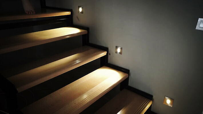 백인 1 라이프스타일 여자 맨발 바닥 주택 실내 사람 성인 사람없음 내부 목재 빛 계단 어둠 산책 방 흰색 달콤 야간 바둑 리빙 빛망울 벌거벗은 양발 혼자 주도 유일 파케트 4K MOV 해외동영상 클립영상 자연요소 서양인 나무 컬러 재료 발 놀이 휴식 건물 생활 예절 맛 동영상 파일형식