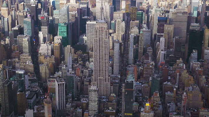 건축양식 안테나 사람없음 건물 여름 도시풍경 맑음 고층빌딩 미국 도시 도심 뉴욕 스카이라인 맨해튼 이웃 항공촬영 랜드마크 4K 설정숏 MOV 해외동영상 클립영상 건축물 계절 건축 뷰포인트 북아메리카 통신 날씨 촬영기법 풍경 빌딩 동영상 파일형식