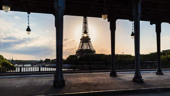 실루엣 전통문화 도로 여행 건축양식 사람없음 야외 물 관광지 빛 강 새벽 프랑스 등불 기둥 도시 랜드마크 파리(프랑스) 4K 타임랩스 MOV 해외동영상 클립영상 자연요소 전통 건축 유럽 문화 길 교통시설 조명 촬영기법 동영상 파일형식