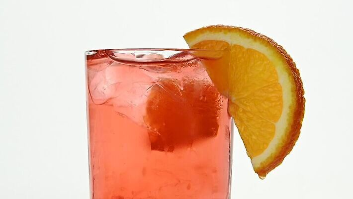 음료 로우앵글 분홍색 백그라운드 유리 사람없음 옆모습 빨간색 얼음 젖음 추위 흰색 물방울 알코올 신선 칵테일 바 닫기 혼합 레모네이드 큐브 준비 상쾌 회전 만들기 고립 냉각기 MOV 해외동영상 슬로모션 클립영상 자연요소 감정 뷰포인트 컬러 모션 재질 주류 촬영기법 동영상 에이드 파일형식