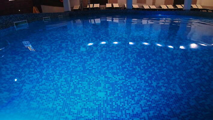 라이프스타일 디자인 여행 백그라운드 의자 호텔 표면 휴가 휴식 수영장 실내 사람없음 야외 장식 물 여름 파란색 빛 반사 수영 스파 목욕 전원 투명 고급 야간 저녁 큼 당구 휴양지 Y 이국적 전용 비어있는 4K MOV 해외동영상 클립영상 자연요소 알파벳 계절 컬러 가구 컨셉 숙소 내부 생활 구기 청결 장소 수상스포츠 전기에너지 크기 동영상 파일형식