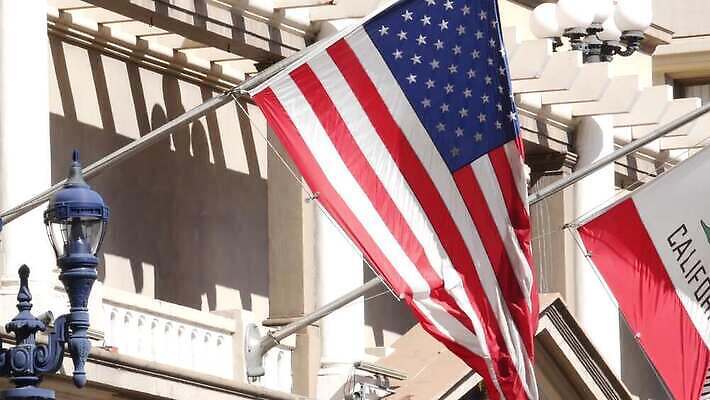 길 곰 바람 거리 사람없음 건물 사무실 미국 자유 깃발 직물 도시 도심 성조기 결과 실크 민주주의 심볼 캘리포니아 깃대 애국심 공화국 브로드웨이 산티아고 서쪽 전국 정부 4K MP4 해외동영상 클립영상 자연요소 동물 건축물 나라 컨셉 북아메리카 비즈니스 포유류 날씨 국기 방향 동영상 파일형식