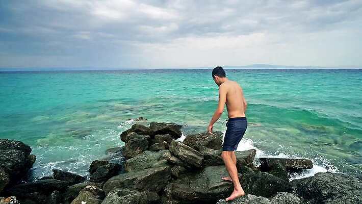 응시 남자 파도 바다 자연 날씨 휴식 서기 사람 성인 사람없음 야외 물 항구 맑음 흰색 표현 관찰 서핑 기다림 암초 혼자 항해사 4K MP4 해외동영상 클립영상 자연요소 직업 시선 컬러 컨셉 교통시설 모션 수상스포츠 생태계 동영상 파일형식