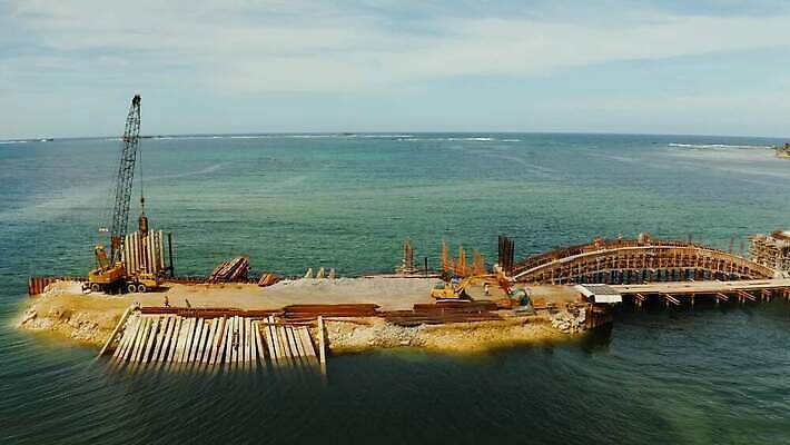 공공시설 산업 도로 바다 여행 건축양식 교통시설 노동자 풍경 사람없음 야외 물 강 쌓기 금속 기계 장비 건설현장 기둥 만 업무 망치 땅 기중기 시멘트 공학 항공촬영 건너기 랜드마크 조감도 철강 콘크리트 4K MOV 해외동영상 클립영상 자연요소 직업 교육 건축 길 뷰포인트 교통 모션 재질 건설업 공구 작업 중장비 시설 동영상 파일형식