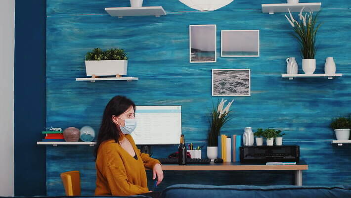 행복 거실 아파트 주택 맥주 대화 가면 마스크 미소 사람없음 친구 소파 글로벌 파티 검은색 우정 펼침 마시기 축하 바이러스 보호 예방 건배 번짐 다인종 섞기 소셜 코로나바이러스 사교적 뉴노멀 4K MOV 해외동영상 클립영상 감정 컬러 컨셉 의자 관계 모션 주류 표정 말하기 인종 이벤트 건물 경제 동영상 파일형식 효과