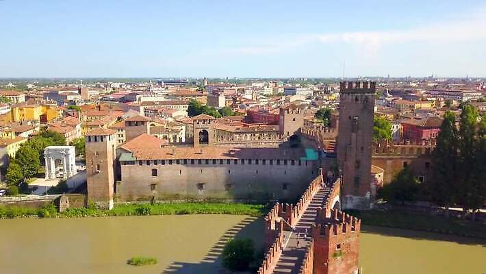 유럽 문화 벽 여행 건축양식 지붕 주택 안테나 파노라마 풍경 사람없음 건물 물 여름 강 도시풍경 성당 교회 탑 이탈리아 골동품 바위 도시 센터 중세 역사 옥상 타운 드론 랜드마크 로마인 베로나 보호구역 옛날 4K MOV 해외동영상 클립영상 자연요소 건축물 계절 건축 나라 통신 종교건축 촬영기법 인종 돌_바위 동영상 구역 파일형식