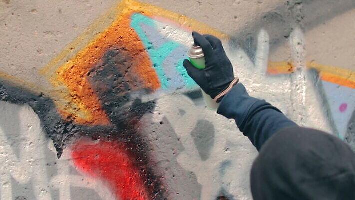 남자 벽 거리 한명 사람 청년 야외 페인트 손상 자유 도시 범죄 그래피티 그림 스프레이 화가 분무기 에어로졸 항의 MOV 해외동영상 클립영상 직업 1 컨셉 성인 낙서 동영상 파일형식