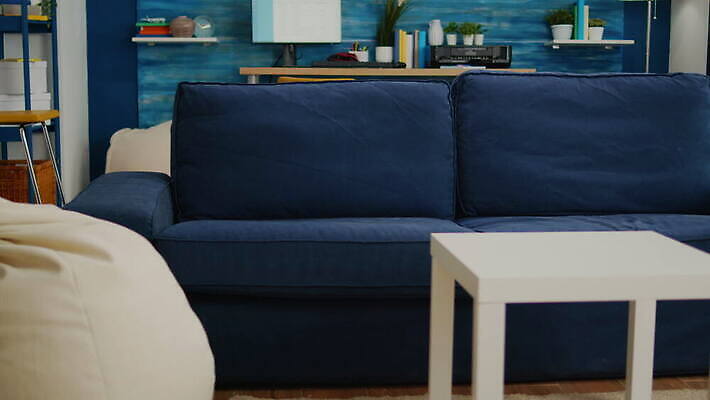 라이프스타일 가구 거실 의자 건축양식 베개 탁자 휴식 새로움 바닥 아파트 주택 실내 사람없음 내부 목재 장식 파란색 노트북 빛 인테리어 세트 소파 우주 텔레비전 카펫 방 램프 휴게실 플랫 고급 우아함 책상 리빙 스타일 비어있는 4K MOV 해외동영상 클립영상 나무 디자인 건축 컬러 생활용품 컨셉 재료 침구 조명 건물 생활 전자제품 동영상 파일형식