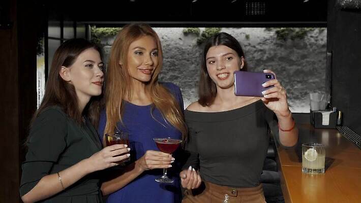 라이프스타일 여자 행복 음료 통신 유리 휴식 함께함 실내 소녀 20대 세명 30대 친구 스마트폰 청춘 파티 식당 우정 기쁨 모임 축하 알코올 칵테일 바 그룹 휴게실 야간 저녁 셀프카메라 클럽 토스트 주말 블로거 소셜 유흥 4K MOV 해외동영상 클립영상 자연요소 감정 어린이 빵 컨셉 관계 재질 주류 사람 이벤트 청년 내부 생활 장년 핸드폰 스마트기기 상점 사진촬영 동영상 파일형식