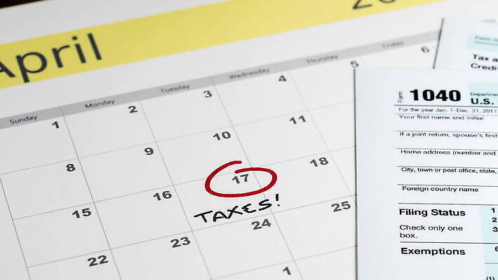 종이 비즈니스 사람없음 금융 미국 계산기 달력 업무 날짜 계획 4월 책상 파일 법 머리위 회계 2018년 세금 수입 정부 조언 환불 과세 2017년 MOV 해외동영상 클립영상 가구 컨셉 북아메리카 문구용품 경제 장비 작업 연도 동영상 파일형식