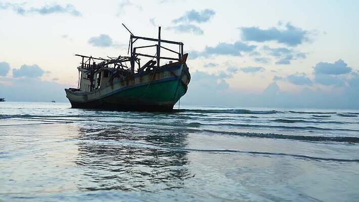 산업 모래 바다 섬 여행 백그라운드 교통시설 태국 자연 하늘 낚시 항해 사람없음 물 파란색 금속 항구 일몰 손상 화물 만 보트 충돌 버리기 부식 함선 폭풍 깨짐 썩음 조난 4K MOV 해외동영상 클립영상 자연요소 아시아 컬러 교통 컨셉 배_교통 모션 재질 레저 날씨 노을 운송업 시설 생태계 동영상 파일형식