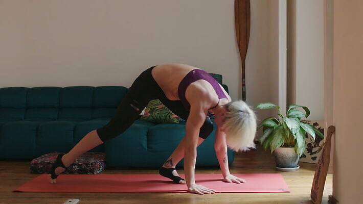 백인 거실 요가 짧은머리 주택 실내 건강 한명 운동복 금발 운동 이탈리아 매트 유연 밀라노 4K MOV 해외동영상 클립영상 서양인 1 헤어스타일 웰빙 옷 유럽 사람 내부 건물 동영상 파일형식