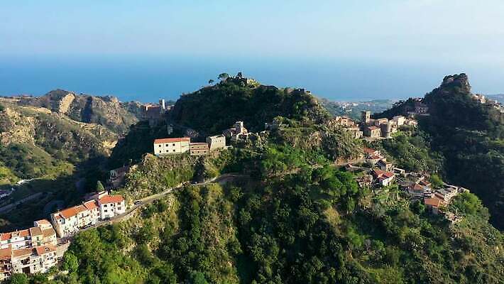 유럽 여행 건축양식 지붕 산 주택 파노라마 사람없음 건물 관광지 교회 마을 이탈리아 낭만 시골 중세 역사 영화관 지중해 필름 영화 언덕 엽서 북쪽 타운 마피아 숭배 옛날 4K MP4 해외동영상 클립영상 건축물 건축 나라 바다 컨셉 종교건축 문화예술 촬영기법 도시 편지 극장 방향 동영상 파일형식