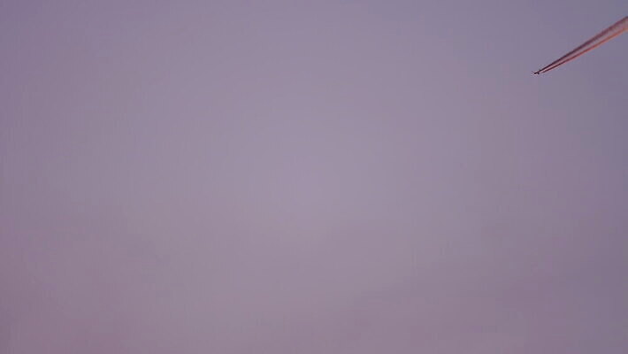 여행 백그라운드 교통시설 자국 하늘 휴가 비행기 사람없음 빨간색 파란색 황혼 일몰 흰색 물방울 연기 저녁 항공 속도 제트기 승객 대패 4K MOV 해외동영상 클립영상 컬러 교통 항공교통 대중교통 노을 야간 시설 동영상 파일형식