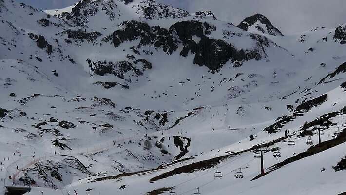 유럽 스포츠 여행 겨울 자연 휴가 스키 산 사람없음 야외 계곡 얼음 추위 흰색 스페인 정상 고도 언덕 휴양지 스키선수 지역 아라곤 내추럴 랜드마크 눈내림 4K MP4 해외동영상 클립영상 자연요소 계절 나라 컬러 겨울스포츠 운동선수 눈_날씨 장소 생태계 동영상 파일형식