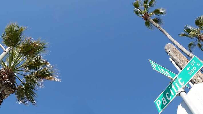 여행 리조트 휴가 거리 간판 사람없음 여름 관광지 단어 야자수 햇빛 미국 산책로 표지판 이름 캘리포니아 태평양 공지사항 로스앤젤레스 건너기 서쪽 열대기후 4K 오션사이드 산타모니카 MP4 해외동영상 클립영상 나무 문자 계절 길 바다 북아메리카 모션 알림판 태양 방향 동영상 파일형식