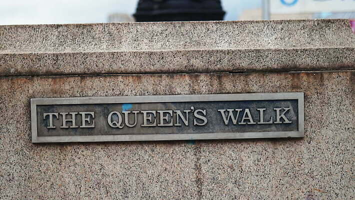 영어 공원 유럽 벽 여행 백그라운드 건축양식 난간 하늘 영국 잉글랜드 거리 풍경 사람없음 야외 초록색 도시풍경 걷기 금속 산책로 도시 역사 사인 런던 내추럴 랜드마크 옛날 콘크리트 레터링 4K MOV 해외동영상 클립영상 문자 공공시설 건축 나라 길 컬러 모션 재질 동영상 파일형식