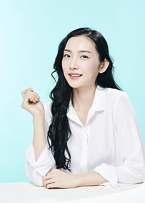 포토 JPG 스튜디오촬영 모델 우먼라이프 응시 여자 대학생 한명 손짓 상반신 20대 성인 앞모습 뷰티 유행 한국인 파란배경 의료성형뷰티 성인여자한명만 MZ세대 국내포토 1 학생 라이프스타일 시선 뷰포인트 백그라운드 모션 실내 사람 동양인 청년 파란색 세대 여자한명만 성인여자만 파일형식