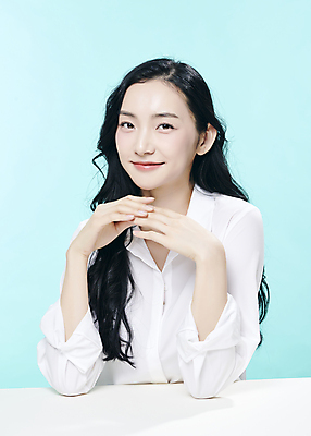 포토 JPG 스튜디오촬영 모델 여자 대학생 한명 손짓 상반신 20대 성인 앞모습 뷰티 유행 한국인 파란배경 의료성형뷰티 성인여자한명만 국내포토 1 학생 뷰포인트 백그라운드 모션 실내 사람 동양인 청년 파란색 여자한명만 성인여자만 파일형식