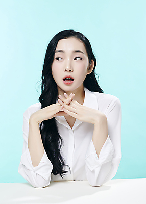 포토 JPG 스튜디오촬영 모델 우먼라이프 응시 여자 대학생 한명 손짓 상반신 20대 성인 앞모습 뷰티 유행 놀람 한국인 깍지 파란배경 의료성형뷰티 성인여자한명만 국내포토 1 학생 라이프스타일 시선 감정 뷰포인트 백그라운드 모션 실내 표정 사람 동양인 청년 파란색 여자한명만 성인여자만 파일형식