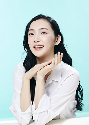 포토 JPG 스튜디오촬영 모델 우먼라이프 응시 여자 대학생 한명 미소 손짓 상반신 20대 성인 앞모습 뷰티 유행 한국인 파란배경 의료성형뷰티 성인여자한명만 국내포토 1 학생 라이프스타일 시선 뷰포인트 백그라운드 모션 실내 표정 사람 동양인 청년 파란색 여자한명만 성인여자만 파일형식