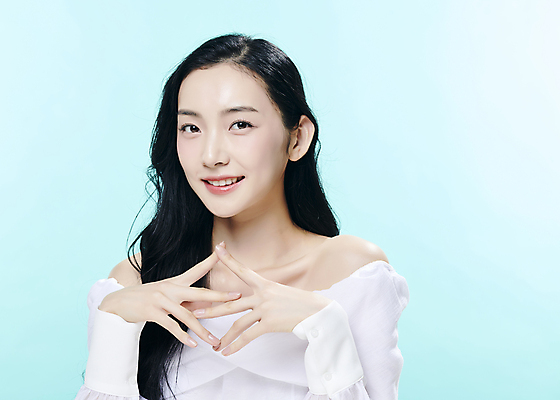 포토 JPG 스튜디오촬영 모델 우먼라이프 응시 여자 대학생 한명 미소 손짓 상반신 20대 성인 앞모습 뷰티 유행 한국인 파란배경 의료성형뷰티 성인여자한명만 국내포토 1 학생 라이프스타일 시선 뷰포인트 백그라운드 모션 실내 표정 사람 동양인 청년 파란색 여자한명만 성인여자만 파일형식