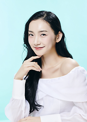 포토 JPG 스튜디오촬영 모델 우먼라이프 응시 여자 대학생 한명 미소 손짓 상반신 20대 성인 앞모습 뷰티 유행 한국인 파란배경 의료성형뷰티 성인여자한명만 국내포토 1 학생 라이프스타일 시선 뷰포인트 백그라운드 모션 실내 표정 사람 동양인 청년 파란색 여자한명만 성인여자만 파일형식