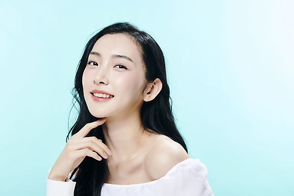 포토 JPG 스튜디오촬영 모델 우먼라이프 응시 여자 대학생 한명 미소 손짓 상반신 20대 성인 앞모습 옆모습 뷰티 유행 한국인 파란배경 의료성형뷰티 성인여자한명만 국내포토 1 학생 라이프스타일 시선 뷰포인트 백그라운드 모션 실내 표정 사람 동양인 청년 파란색 여자한명만 성인여자만 파일형식