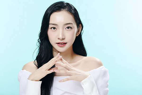 포토 JPG 스튜디오촬영 모델 우먼라이프 응시 여자 대학생 한명 손짓 상반신 20대 성인 앞모습 뷰티 유행 한국인 깍지 파란배경 의료성형뷰티 성인여자한명만 국내포토 1 학생 라이프스타일 시선 뷰포인트 백그라운드 모션 실내 사람 동양인 청년 파란색 여자한명만 성인여자만 파일형식