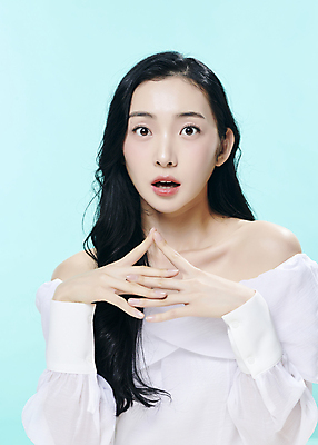 포토 JPG 스튜디오촬영 모델 우먼라이프 여자 대학생 한명 손짓 상반신 20대 성인 앞모습 뷰티 유행 놀람 한국인 깍지 파란배경 의료성형뷰티 성인여자한명만 국내포토 1 학생 라이프스타일 감정 뷰포인트 백그라운드 모션 실내 표정 사람 동양인 청년 파란색 여자한명만 성인여자만 파일형식