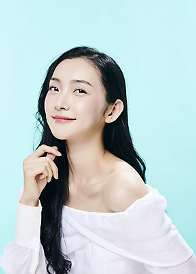 포토 JPG 스튜디오촬영 모델 우먼라이프 응시 여자 대학생 한명 미소 손짓 상반신 20대 성인 옆모습 뷰티 유행 한국인 파란배경 의료성형뷰티 성인여자한명만 국내포토 1 학생 라이프스타일 시선 뷰포인트 백그라운드 모션 실내 표정 사람 동양인 청년 파란색 여자한명만 성인여자만 파일형식