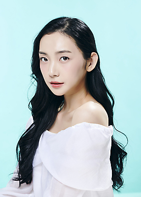 포토 JPG 스튜디오촬영 모델 우먼라이프 응시 여자 대학생 한명 상반신 20대 성인 옆모습 뷰티 유행 한국인 파란배경 의료성형뷰티 성인여자한명만 국내포토 1 학생 라이프스타일 시선 뷰포인트 백그라운드 실내 사람 동양인 청년 파란색 여자한명만 성인여자만 파일형식