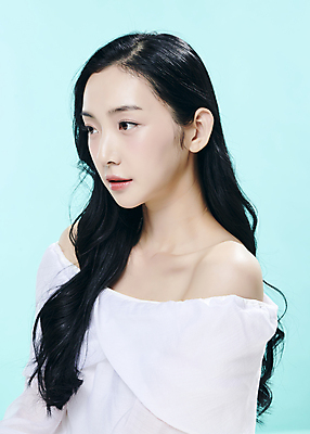 포토 JPG 스튜디오촬영 모델 우먼라이프 여자 대학생 한명 상반신 20대 성인 옆모습 뷰티 유행 한국인 파란배경 의료성형뷰티 성인여자한명만 국내포토 1 학생 라이프스타일 뷰포인트 백그라운드 실내 사람 동양인 청년 파란색 여자한명만 성인여자만 파일형식