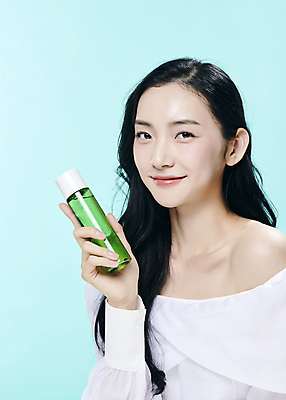 포토 JPG 스튜디오촬영 모델 우먼라이프 응시 여자 대학생 한명 미소 들기 상반신 20대 성인 앞모습 뷰티 유행 화장품 한국인 파란배경 의료성형뷰티 성인여자한명만 국내포토 1 학생 라이프스타일 시선 뷰포인트 백그라운드 모션 실내 표정 사람 동양인 청년 파란색 여자한명만 성인여자만 파일형식