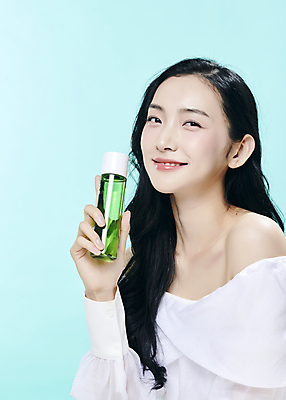 포토 JPG 스튜디오촬영 모델 우먼라이프 응시 여자 대학생 한명 미소 들기 상반신 20대 성인 앞모습 옆모습 뷰티 유행 화장품 한국인 파란배경 의료성형뷰티 성인여자한명만 국내포토 1 학생 라이프스타일 시선 뷰포인트 백그라운드 모션 실내 표정 사람 동양인 청년 파란색 여자한명만 성인여자만 파일형식