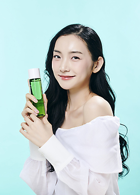 포토 JPG 스튜디오촬영 모델 우먼라이프 응시 여자 대학생 한명 미소 들기 상반신 20대 성인 앞모습 옆모습 뷰티 유행 화장품 한국인 파란배경 의료성형뷰티 성인여자한명만 국내포토 1 학생 라이프스타일 시선 뷰포인트 백그라운드 모션 실내 표정 사람 동양인 청년 파란색 여자한명만 성인여자만 파일형식