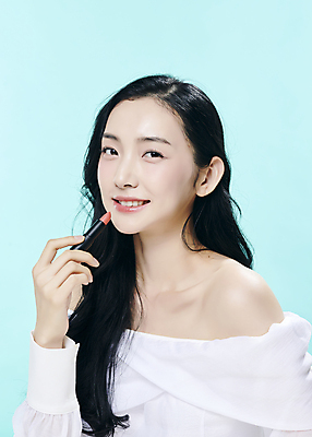 포토 JPG 스튜디오촬영 모델 우먼라이프 응시 여자 대학생 한명 미소 상반신 20대 성인 앞모습 뷰티 유행 화장품 한국인 립스틱 파란배경 의료성형뷰티 성인여자한명만 국내포토 1 학생 라이프스타일 시선 뷰포인트 백그라운드 실내 표정 사람 동양인 청년 파란색 여자한명만 성인여자만 파일형식