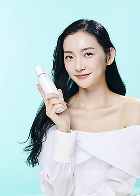 포토 JPG 스튜디오촬영 모델 우먼라이프 응시 여자 대학생 한명 미소 들기 상반신 20대 성인 앞모습 옆모습 뷰티 유행 화장품 한국인 파란배경 의료성형뷰티 성인여자한명만 국내포토 1 학생 라이프스타일 시선 뷰포인트 백그라운드 모션 실내 표정 사람 동양인 청년 파란색 여자한명만 성인여자만 파일형식