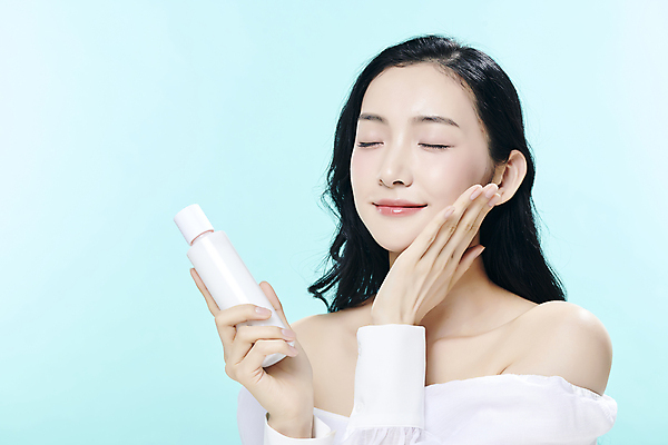 포토 JPG 스튜디오촬영 모델 우먼라이프 여자 대학생 한명 들기 손짓 상반신 20대 성인 앞모습 뷰티 유행 눈감음 화장품 터치 한국인 파란배경 의료성형뷰티 성인여자한명만 국내포토 1 학생 라이프스타일 뷰포인트 백그라운드 모션 실내 사람 동양인 청년 파란색 여자한명만 성인여자만 파일형식