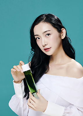 포토 JPG 스튜디오촬영 모델 우먼라이프 응시 여자 대학생 한명 들기 상반신 20대 성인 앞모습 옆모습 뷰티 유행 화장품 한국인 의료성형뷰티 성인여자한명만 초록배경 국내포토 1 학생 라이프스타일 시선 뷰포인트 백그라운드 모션 실내 사람 동양인 청년 초록색 여자한명만 성인여자만 파일형식