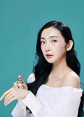 포토 JPG 스튜디오촬영 모델 우먼라이프 응시 여자 대학생 한명 들기 상반신 20대 성인 옆모습 뷰티 유행 화장품 한국인 의료성형뷰티 성인여자한명만 초록배경 국내포토 1 학생 라이프스타일 시선 뷰포인트 백그라운드 모션 실내 사람 동양인 청년 초록색 여자한명만 성인여자만 파일형식