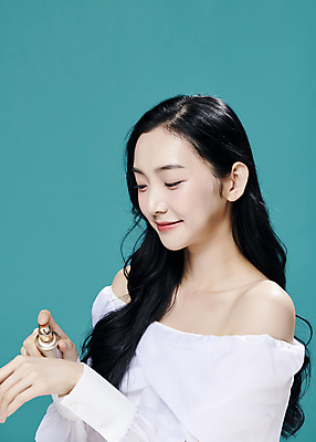 포토 JPG 스튜디오촬영 모델 우먼라이프 응시 여자 대학생 한명 미소 상반신 20대 성인 앞모습 옆모습 뷰티 유행 화장품 한국인 의료성형뷰티 성인여자한명만 초록배경 국내포토 1 학생 라이프스타일 시선 뷰포인트 백그라운드 실내 표정 사람 동양인 청년 초록색 여자한명만 성인여자만 파일형식