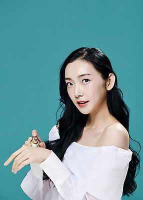 포토 JPG 스튜디오촬영 모델 우먼라이프 응시 여자 대학생 한명 들기 상반신 20대 성인 앞모습 옆모습 뷰티 유행 화장품 한국인 의료성형뷰티 성인여자한명만 초록배경 국내포토 1 학생 라이프스타일 시선 뷰포인트 백그라운드 모션 실내 사람 동양인 청년 초록색 여자한명만 성인여자만 파일형식