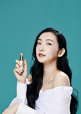 포토 JPG 스튜디오촬영 모델 우먼라이프 응시 여자 대학생 한명 들기 상반신 20대 성인 옆모습 뷰티 유행 화장품 한국인 의료성형뷰티 성인여자한명만 초록배경 국내포토 1 학생 라이프스타일 시선 뷰포인트 백그라운드 모션 실내 사람 동양인 청년 초록색 여자한명만 성인여자만 파일형식