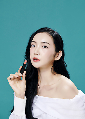 포토 JPG 스튜디오촬영 모델 우먼라이프 응시 여자 대학생 한명 들기 상반신 20대 성인 앞모습 뷰티 유행 화장품 한국인 립스틱 의료성형뷰티 성인여자한명만 초록배경 국내포토 1 학생 라이프스타일 시선 뷰포인트 백그라운드 모션 실내 사람 동양인 청년 초록색 여자한명만 성인여자만 파일형식