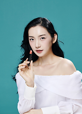 포토 JPG 스튜디오촬영 모델 우먼라이프 응시 여자 대학생 한명 들기 상반신 20대 성인 앞모습 뷰티 유행 화장품 한국인 립스틱 의료성형뷰티 성인여자한명만 초록배경 국내포토 1 학생 라이프스타일 시선 뷰포인트 백그라운드 모션 실내 사람 동양인 청년 초록색 여자한명만 성인여자만 파일형식