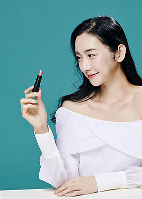 포토 JPG 스튜디오촬영 모델 우먼라이프 응시 여자 대학생 한명 미소 상반신 20대 성인 옆모습 뷰티 유행 화장품 한국인 립스틱 의료성형뷰티 성인여자한명만 초록배경 국내포토 1 학생 라이프스타일 시선 뷰포인트 백그라운드 실내 표정 사람 동양인 청년 초록색 여자한명만 성인여자만 파일형식